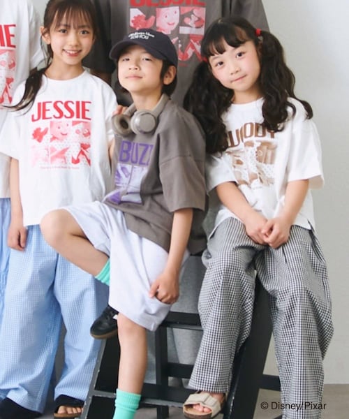 CIAOPANIC TYPY(チャオパニックティピー)の「【KIDS】【TOY STORY/トイ・ストーリー】ピックアップ6コマTEE(Tシャツ/カットソー・キッズ・ホワイト/グレー/ブラック/ブラックその他1/オフホワイト/チャコールグレー・95/150/130/110)」の2枚目の写真