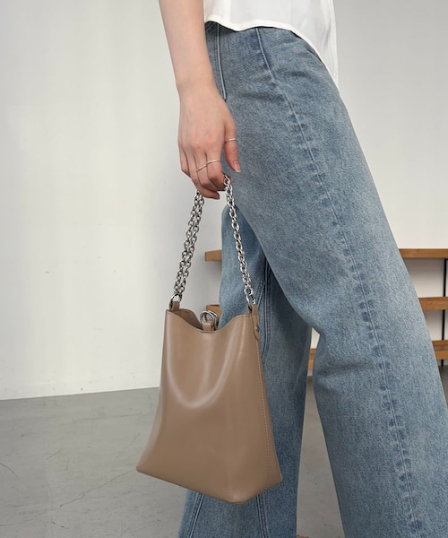CAPRICIEUX LE'MAGE(カプリシューレマージュ)の「バケットチェーンBAG(ショルダーバッグ・レディース・ブラック/アイボリー/ベージュ・F)」の3枚目の写真