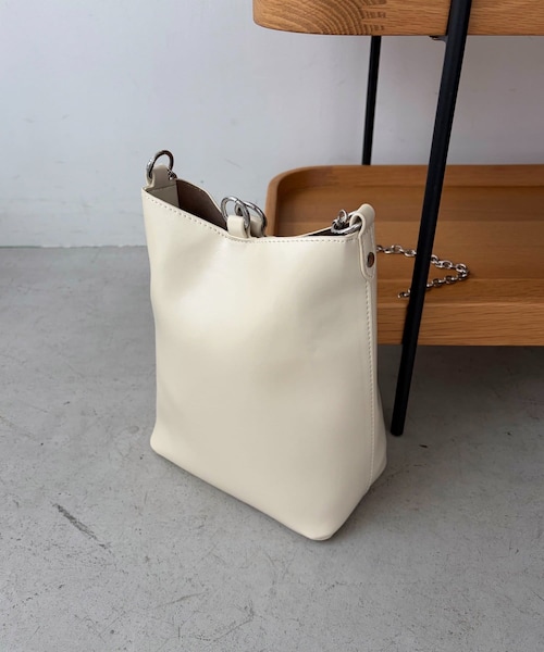 CAPRICIEUX LE'MAGE(カプリシューレマージュ)の「バケットチェーンBAG(ショルダーバッグ・レディース・ブラック/アイボリー/ベージュ・F)」の2枚目の写真