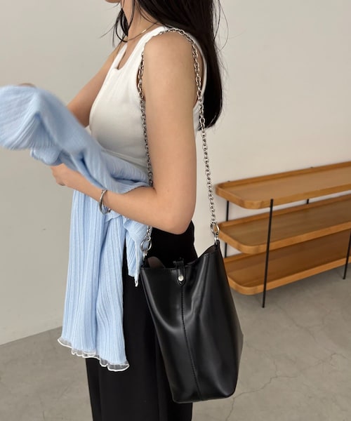 CAPRICIEUX LE'MAGE(カプリシューレマージュ)の「バケットチェーンBAG(ショルダーバッグ・レディース・ブラック/アイボリー/ベージュ・F)」の1枚目の写真