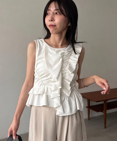 CAPRICIEUX LE'MAGE(カプリシューレマージュ)の「【HAPPY BAG対象アイテム】アシメフリルノースリT(Tシャツ/カットソー・レディース・グレー/ブラック/ホワイト・F)」の2枚目の写真