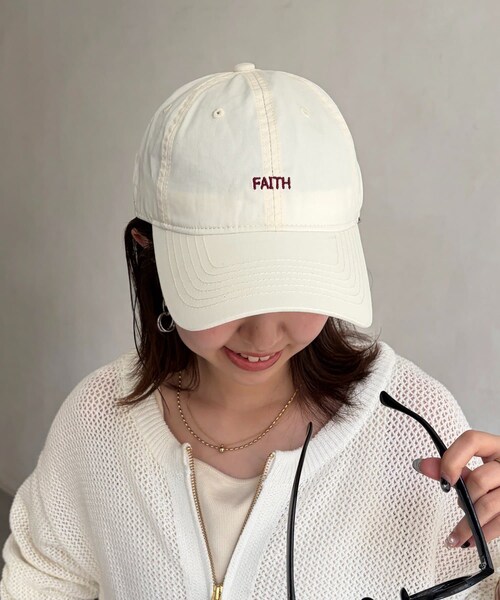 Chez toi(シェトワ)の「BACK刺繍FAITHキャップ(帽子・レディース・ホワイト/ネイビー/ベージュ・FREE)」の1枚目の写真