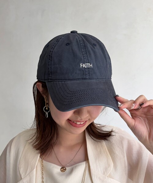 Chez toi(シェトワ)の「BACK刺繍FAITHキャップ(帽子・レディース・ホワイト/ネイビー/ベージュ・FREE)」の3枚目の写真