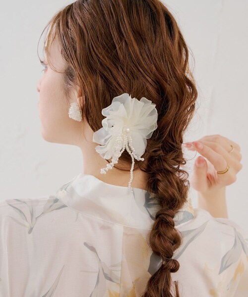Lattice（Lattice）の「【浴衣におすすめ】フラワーコーム（その他ヘアアクセサリー・レディース・グレー/アイボリー/パープル・FREE）」の2枚目の写真