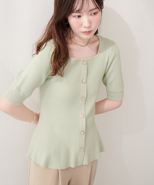 natural couture(ナチュラルクチュール)の「スクエアネックペプラムニット(ニット/セーター・レディース・ミント/ブラック/レッド/ブラウン/オフホワイト/ピンク・FREE)」の1枚目の写真