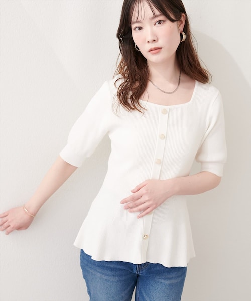 natural couture(ナチュラルクチュール)の「スクエアネックペプラムニット(ニット/セーター・レディース・ミント/ブラック/レッド/ブラウン/オフホワイト/ピンク・FREE)」の2枚目の写真