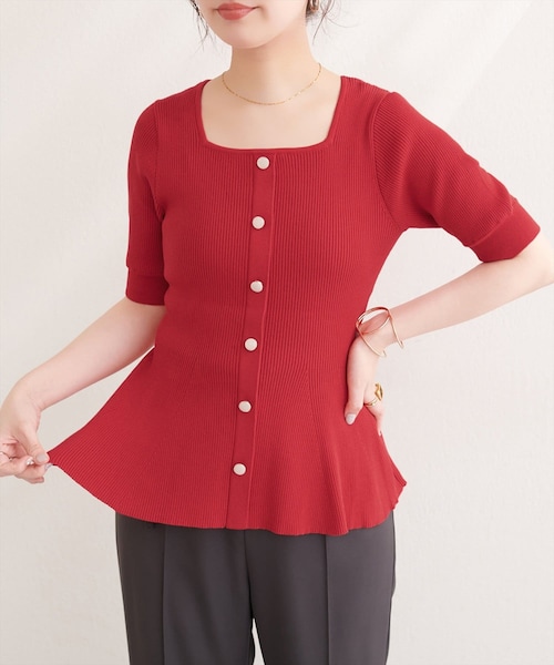 natural couture(ナチュラルクチュール)の「スクエアネックペプラムニット(ニット/セーター・レディース・ミント/ブラック/レッド/ブラウン/オフホワイト/ピンク・FREE)」の6枚目の写真