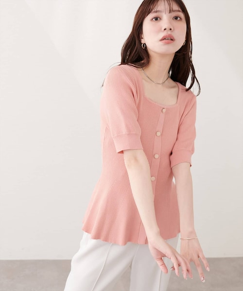 natural couture(ナチュラルクチュール)の「スクエアネックペプラムニット(ニット/セーター・レディース・ミント/ブラック/レッド/ブラウン/オフホワイト/ピンク・FREE)」の5枚目の写真