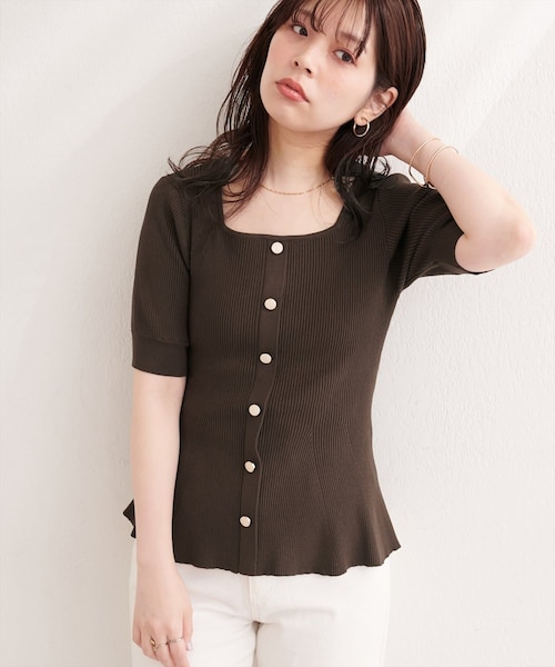 natural couture(ナチュラルクチュール)の「スクエアネックペプラムニット(ニット/セーター・レディース・ミント/ブラック/レッド/ブラウン/オフホワイト/ピンク・FREE)」の4枚目の写真