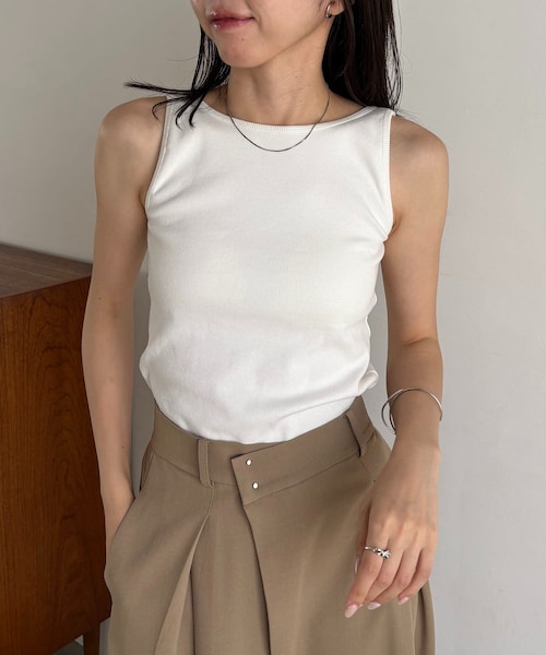 CAPRICIEUX LE'MAGE(カプリシューレマージュ)の「【バックオープン】カップ付アメスリタンク(タンクトップ・レディース・イエロー/ブラウン/ブラック/ホワイト・36/38)」の2枚目の写真