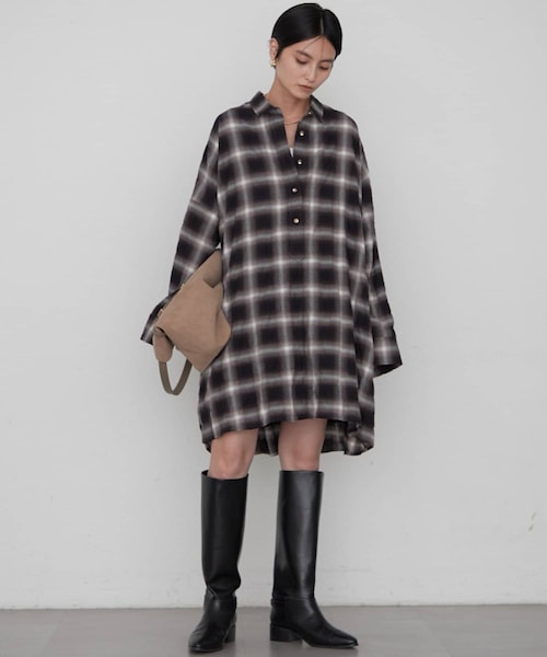 LOUNGEDRESS(ラウンジドレス)の「《体型カバー/1枚でサマになる》チュニックシャツ(チュニック・レディース・オフホワイト/ブラウン・F)」の2枚目の写真
