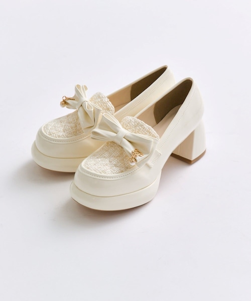 OLIVE des OLIVE(オリーブデオリーブ)の「Aimeiranejoieキルティングリボンローファー(シューズ・レディース・ブラック/アイボリー・L/S/M)」の2枚目の写真