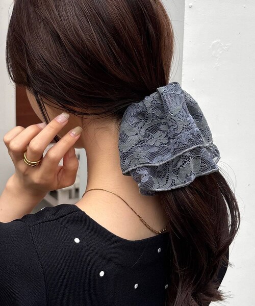 CAPRICIEUX LE'MAGE(カプリシューレマージュ)の「〈GOLDY/ゴールディ〉レースラッフルポニーフック(バレッタ/ヘアクリップ・レディース・ブルー/ブラック・F)」の1枚目の写真