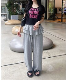 【WEB限定カラーあり】Vネックラインストーンクロス付ロゴTシャツ