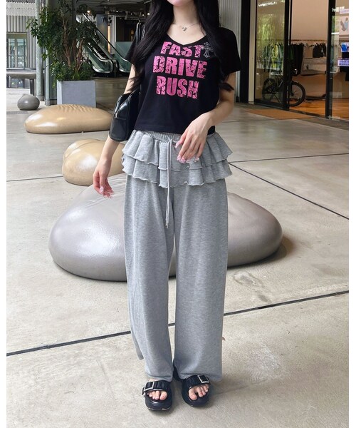 INGNI(イング)の「【WEB限定カラーあり】Vネックラインストーンクロス付ロゴTシャツ(トップス・レディース・オフホワイト/クロ/クロ/オフホワイト/クロ/ピンク/メイサイ・M)」の1枚目の写真