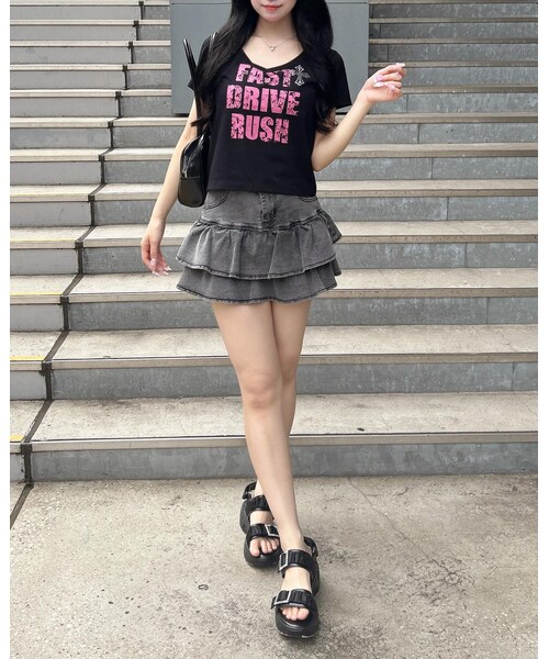 INGNI(イング)の「【WEB限定カラーあり】Vネックラインストーンクロス付ロゴTシャツ(トップス・レディース・オフホワイト/クロ/クロ/オフホワイト/クロ/ピンク/メイサイ・M)」の4枚目の写真