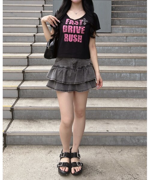 INGNI(イング)の「【WEB限定カラーあり】Vネックラインストーンクロス付ロゴTシャツ(トップス・レディース・オフホワイト/クロ/クロ/オフホワイト/クロ/ピンク/メイサイ・M)」の3枚目の写真