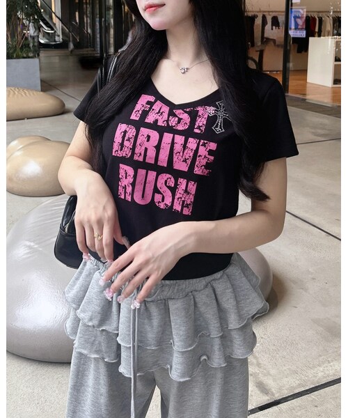 INGNI(イング)の「【WEB限定カラーあり】Vネックラインストーンクロス付ロゴTシャツ(トップス・レディース・オフホワイト/クロ/クロ/オフホワイト/クロ/ピンク/メイサイ・M)」の2枚目の写真