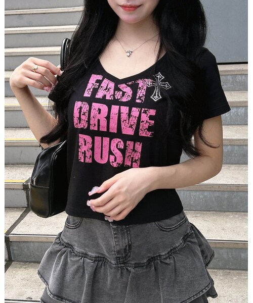 INGNI(イング)の「【WEB限定カラーあり】Vネックラインストーンクロス付ロゴTシャツ(トップス・レディース・オフホワイト/クロ/クロ/オフホワイト/クロ/ピンク/メイサイ・M)」の9枚目の写真