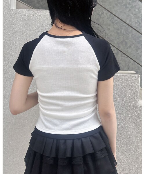 INGNI(イング)の「ヘンリーネックレイヤードナンバリングトップス(トップス・レディース・オフホワイト/オフホワイト/クロ/クロ/ムラ/クロ・M)」の1枚目の写真