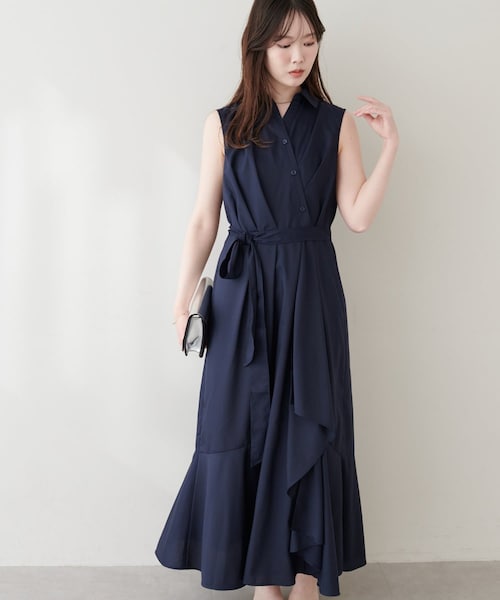 natural couture(ナチュラルクチュール)の「アシンメトリーヘムシャツワンピース(シャツワンピース・レディース・ブラック/ネイビー/イエロー/ブルー・FREE)」の2枚目の写真