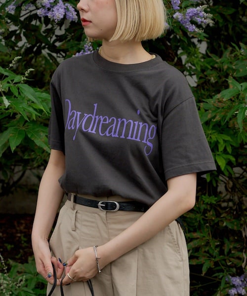 Kastane(カスタネ)の「【WHIMSIC/2サイズ展開】デイドリーミングシルクスクリーンプリントT(Tシャツ/カットソー・レディース・ブラック/ホワイト/グレー・1/2)」の1枚目の写真