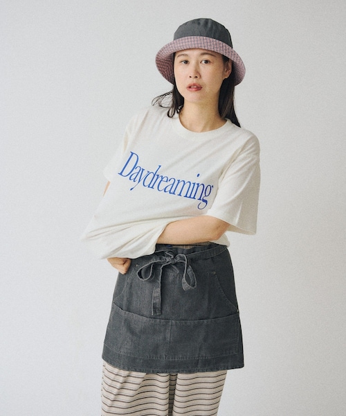 Kastane(カスタネ)の「【WHIMSIC/2サイズ展開】デイドリーミングシルクスクリーンプリントT(Tシャツ/カットソー・レディース・ブラック/ホワイト/グレー・1/2)」の2枚目の写真