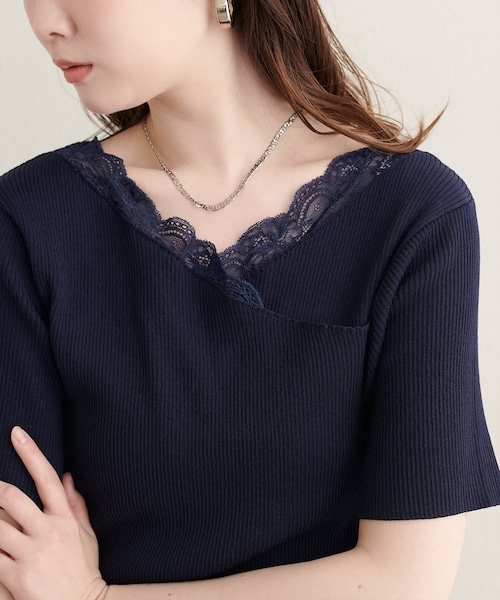 natural couture(ナチュラルクチュール)の「【sherbet line】アシメレースネック半袖ニット(ニット/セーター・レディース・ピンク/サックスブルー/ブラック/オフホワイト/ネイビー・FREE)」の5枚目の写真