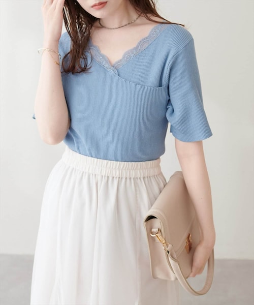 natural couture(ナチュラルクチュール)の「【sherbet line】アシメレースネック半袖ニット(ニット/セーター・レディース・ピンク/サックスブルー/ブラック/オフホワイト/ネイビー・FREE)」の4枚目の写真