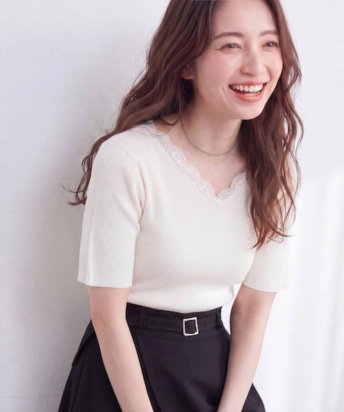 natural couture(ナチュラルクチュール)の「【sherbet line】アシメレースネック半袖ニット(ニット/セーター・レディース・ピンク/サックスブルー/ブラック/オフホワイト/ネイビー・FREE)」の2枚目の写真