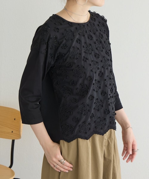 BEARDSLEY(ビアズリー)の「ツブツブフロント刺繍カットソー(Tシャツ/カットソー・レディース・ホワイト/ブラック・F)」の2枚目の写真