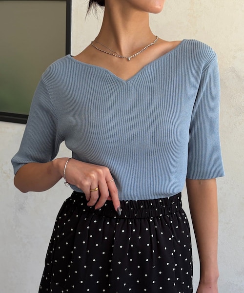Chez toi（シェトワ）の「前後2WAY5分袖キーネックリブニット（ニット/セーター・レディース・アイボリー/ブラック/ブルー・F）」の3枚目の写真