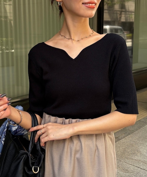 Chez toi（シェトワ）の「前後2WAY5分袖キーネックリブニット（ニット/セーター・レディース・アイボリー/ブラック/ブルー・F）」の2枚目の写真