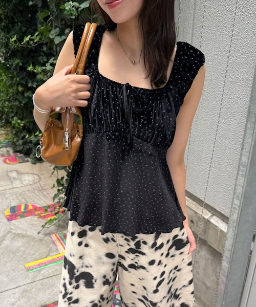 CIAOPANIC(チャオパニック)の「(ドット柄/花柄)ショルダーギャザーベロアビスチェ(Tシャツ/カットソー・レディース・オレンジ/ブラック/ベージュ/レッド/レッドその他1/ブラックその他1・ONE)」の3枚目の写真