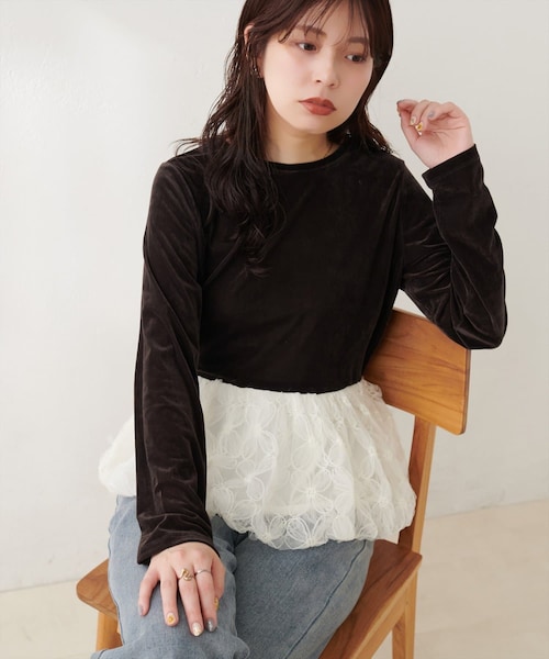 natural couture(ナチュラルクチュール)の「シアーベロア立体チュールペプラムTOPS(Tシャツ/カットソー・レディース・チャコールグレー/ブラック/グレイッシュベージュ/ブラウン/オフホワイト・FREE)」の4枚目の写真