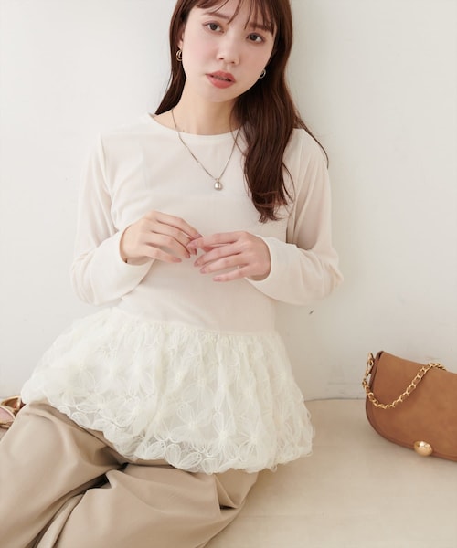 natural couture(ナチュラルクチュール)の「シアーベロア立体チュールペプラムTOPS(Tシャツ/カットソー・レディース・チャコールグレー/ブラック/グレイッシュベージュ/ブラウン/オフホワイト・FREE)」の2枚目の写真