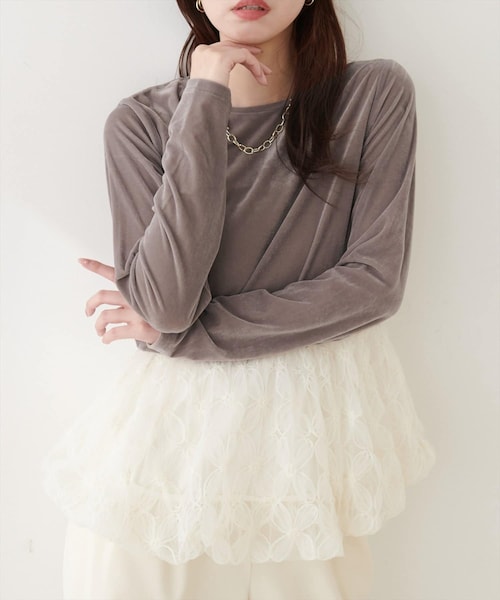 natural couture(ナチュラルクチュール)の「シアーベロア立体チュールペプラムTOPS(Tシャツ/カットソー・レディース・チャコールグレー/ブラック/グレイッシュベージュ/ブラウン/オフホワイト・FREE)」の5枚目の写真