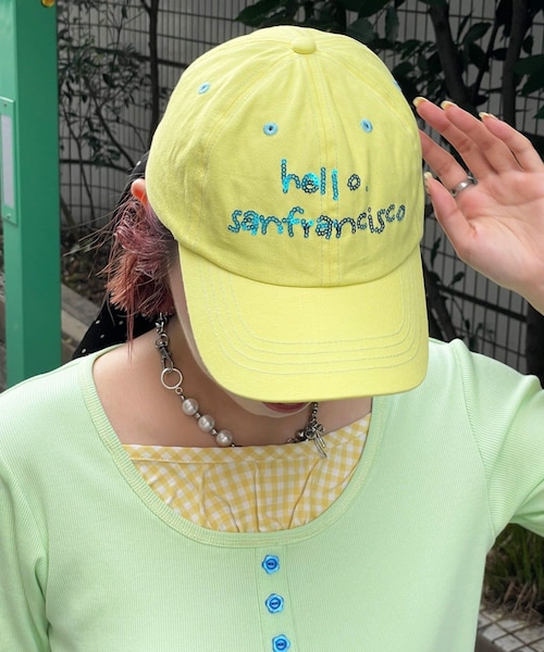 CIAOPANIC(チャオパニック)の「【HELLO.SANFRANCISCO/ハローサンフランシスコ】スパンコールロゴリボンキャップ(キャップ・レディース・ネイビー/ピンク/イエロー・ONE)」の2枚目の写真
