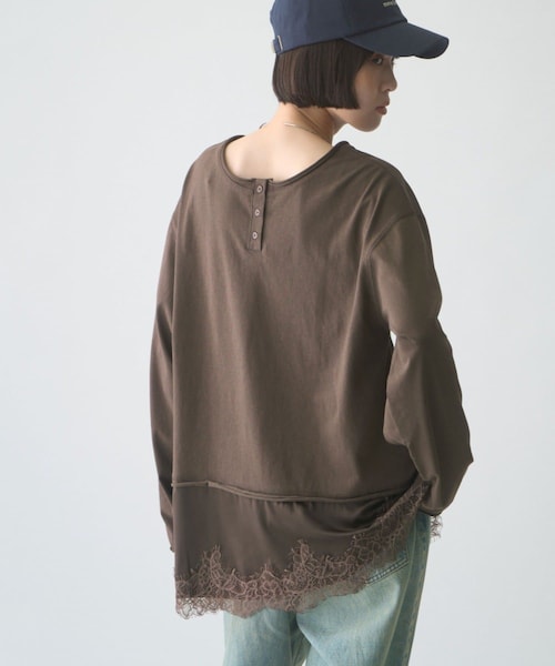 CIAOPANIC TYPY(チャオパニックティピー)の「∴【前後2WAY】ヘンリーネックサテンレースドッキングシアースラブTee(Tシャツ/カットソー・レディース・ブラック/オフホワイト/ブラウン・ONE)」の3枚目の写真