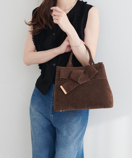 natural couture(ナチュラルクチュール)の「スエードリボンアイコンバッグ(ハンドバッグ・レディース・ブラウン/ベージュ/ボルドー/チャコールグレー・FREE)」の1枚目の写真