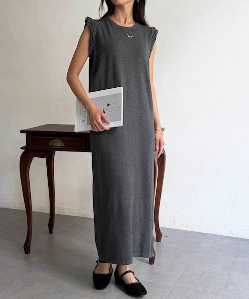 Chez toi(シェトワ)の「肩フリルニットワンピース(ワンピース・レディース・チャコールグレー/ブラック・F)」の1枚目の写真