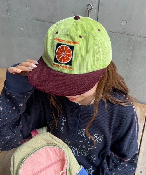 CIAOPANIC TYPY(チャオパニックティピー)の「【HELLO.SANFRANCISCO】ツートーンロゴコーデュロイキャップ(キャップ・レディース・グリーン/ピンク/レッド・ONE)」の1枚目の写真