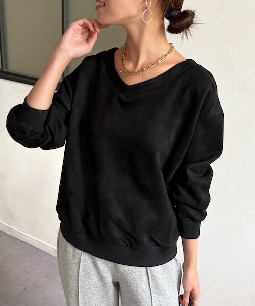 Chez toi(シェトワ)の「Vネックスエードプルオーバー(Tシャツ/カットソー・レディース・ブラック/ダークブラウン/アイボリー・F)」の1枚目の写真