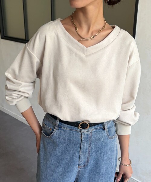 Chez toi(シェトワ)の「Vネックスエードプルオーバー(Tシャツ/カットソー・レディース・ブラック/ダークブラウン/アイボリー・F)」の2枚目の写真