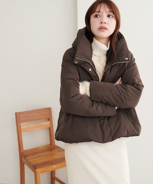 natural couture(ナチュラルクチュール)の「スタンドカラーショートダウン(ダウンジャケット/コート・レディース・ブラック/オフホワイト/グレイッシュベージュ/ブラウン/ネイビー・M/L)」の3枚目の写真
