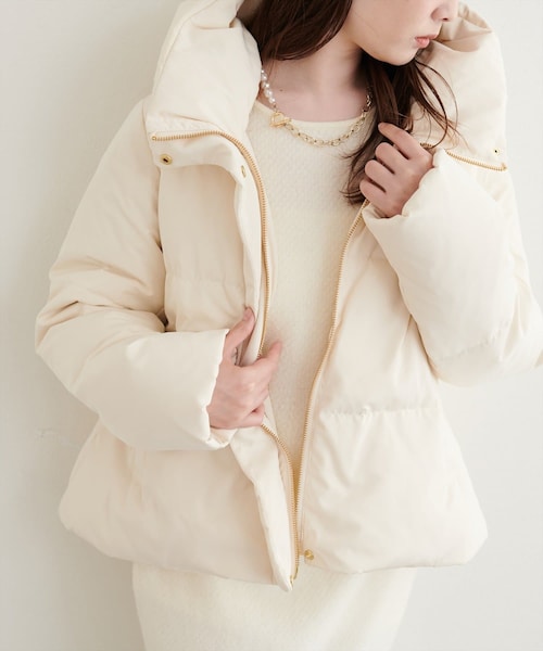 natural couture(ナチュラルクチュール)の「スタンドカラーショートダウン(ダウンジャケット/コート・レディース・ブラック/オフホワイト/グレイッシュベージュ/ブラウン/ネイビー・M/L)」の2枚目の写真
