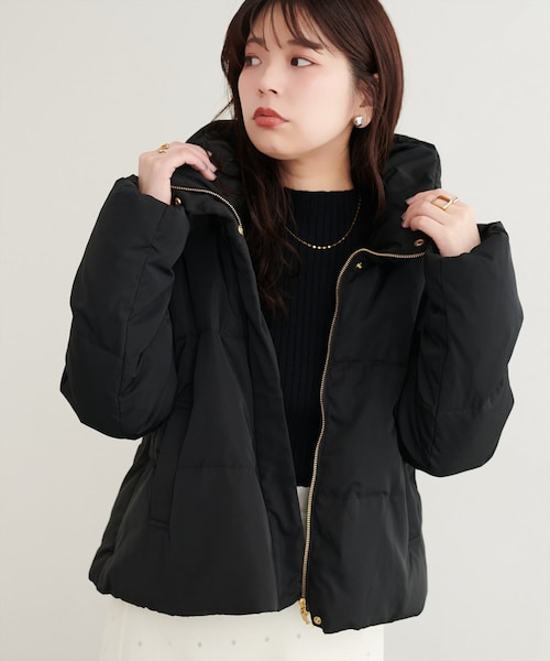 natural couture(ナチュラルクチュール)の「スタンドカラーショートダウン(ダウンジャケット/コート・レディース・ブラック/オフホワイト/グレイッシュベージュ/ブラウン/ネイビー・M/L)」の1枚目の写真