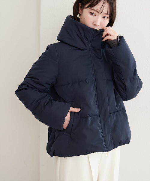natural couture(ナチュラルクチュール)の「スタンドカラーショートダウン(ダウンジャケット/コート・レディース・ブラック/オフホワイト/グレイッシュベージュ/ブラウン/ネイビー・M/L)」の5枚目の写真