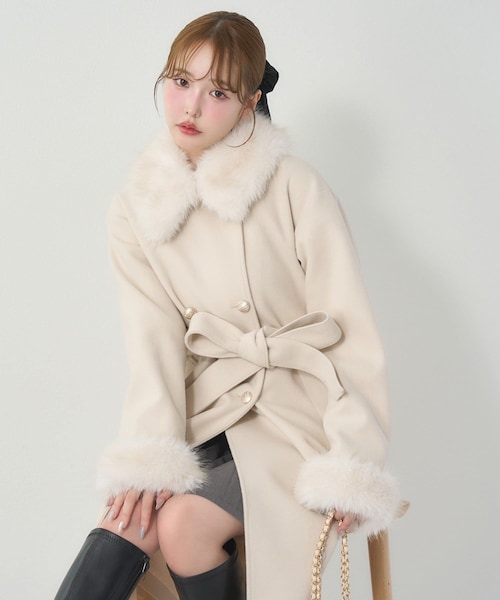 one after another NICE CLAUP（ワンアフターアナザーナイスクラップ）の「【リバイバル/SMサイズ展開あり】フェイクファー付マルチロングコート（チェスターコート・レディース・チャコールグレー/アイボリー/ブラック・2/1）」の2枚目の写真