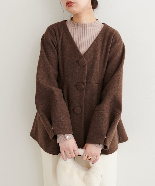 natural couture(ナチュラルクチュール)の「くるみ釦ペプラムジャケット(ノーカラージャケット・レディース・モカ/アイボリー/ブラック/ブラウン・FREE)」の4枚目の写真